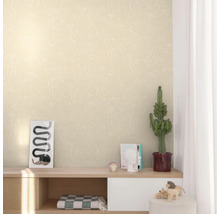 Lichte kamer met patroonbehang, dressoir, decoratieve items en cactus