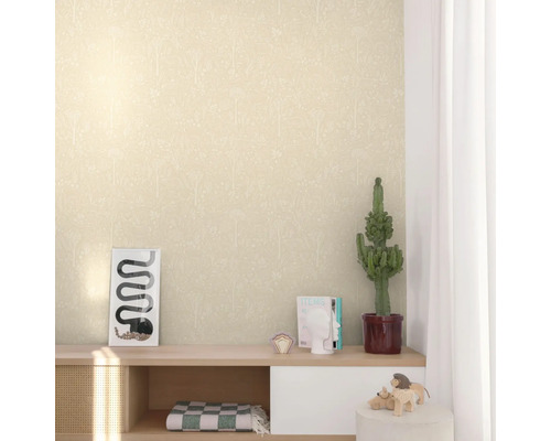Lichte kamer met patroonbehang, dressoir, decoratieve items en cactus