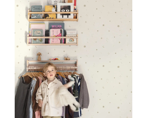 Kinderkamer met boekenplanken, kledingrek en sterrenbehang