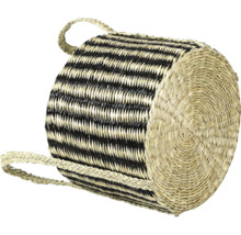 Gestreeepte mand van gevlochten zeegras met handvatten