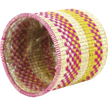 Gevlochten plantenmand met patroon en plastic folie