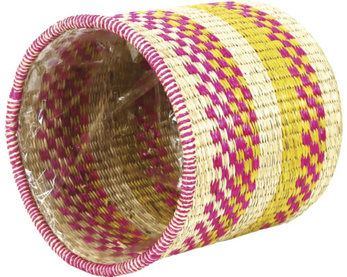 Gevlochten plantenmand met patroon en plastic folie