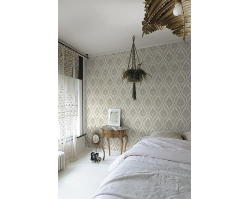 Slaapkamer met patroonbehang, bed, nachtkastje en kamerplant