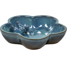 Keramische vogeldrinkbak in bloemvorm met vogelpaar