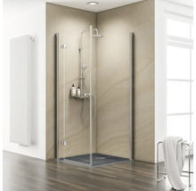 Douchecabine met glazen wanden en douchearmatuur in een lichte badkamer