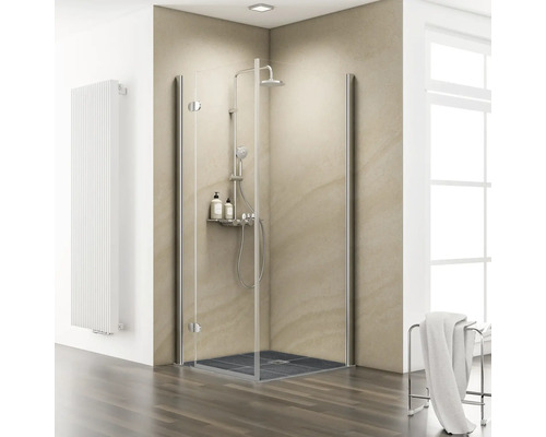 Douchecabine met glazen wanden en douchearmatuur in een lichte badkamer