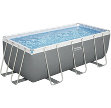 Rechthoekig zwembad met stalen frame gevuld met water