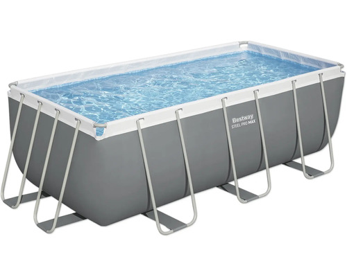 Rechthoekig zwembad met stalen frame gevuld met water