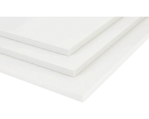 Drie witte kunststof platen gestapeld