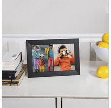 Zwarte digitale fotolijst met foto's van kinderen op een tafel met boeken en citroenen.
