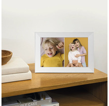Fotolijst met foto's op een houten meubel