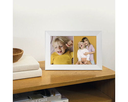 Fotolijst met foto's op een houten meubel