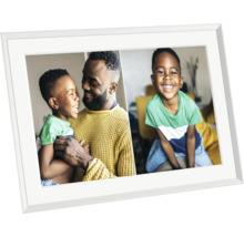 Een witte fotolijst met een foto van een vader en zijn zoon.