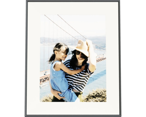 Zwarte fotolijst met witte passe-partout en een foto van een vrouw met kind voor de Golden Gate Bridge.