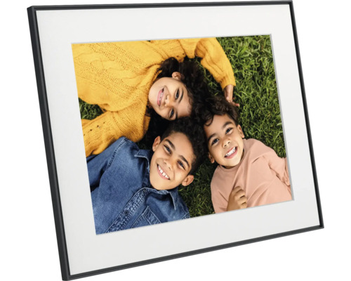 Zwarte fotolijst met een witte passe-partout en een foto van drie lachende kinderen op een grasveld.