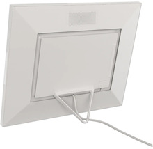 Achteraanzicht van een witte Aura digitale fotolijst met een driehoekige standaard en stroomkabel.
