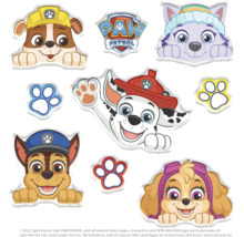 Stickers met personages uit de televisieserie Paw Patrol en pootafdrukken