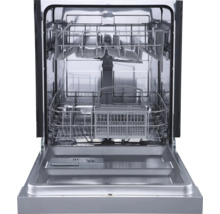 Geopende vaatwasser met korven