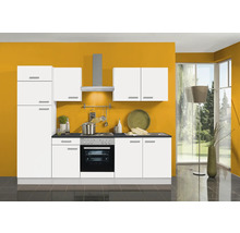 Complete keuken met kasten, spoelbak, fornuis en afzuigkap in een lichte keuken.