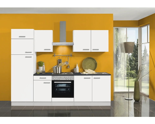 Complete keuken met kasten, spoelbak, fornuis en afzuigkap in een lichte keuken.