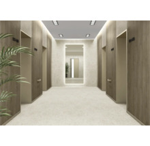 Gang met deuren, tegelvloer en spiegel