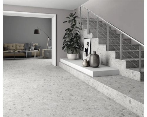 Lichte woonkamer met terrazzo vloer, trap en decoratie