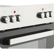 Close-up van een fornuis met draaiknoppen