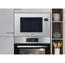 Moderne keuken met een Candy inbouwmagnetron en inbouwoven van roestvrij staal, geïntegreerd in lichte keukenkasten.