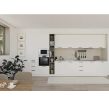 Lichte, moderne inbouwkeuken in wit met ingebouwde apparatuur, open rek, werkblad in houtlook en een opgeruimd design.