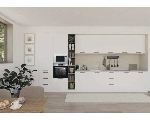 Lichte, moderne inbouwkeuken in wit met ingebouwde apparatuur, open rek, werkblad in houtlook en een opgeruimd design.