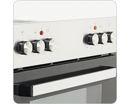 Detailopname van een zilverkleurig fornuis met draaiknoppen voor temperatuurregeling en een handgreep op de ovendeur