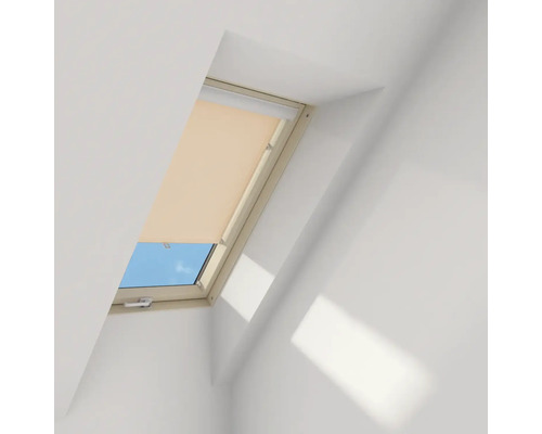 Dakvenster met gedeeltelijk gesloten rolgordijn in een lichte kamer