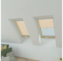 Twee dakramen met rolgordijnen in een lichte kamer.