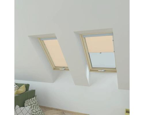 Twee dakramen met rolgordijnen in een lichte kamer.