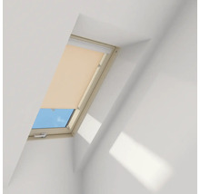 Dakvenster met half neergelaten rolgordijn in een lichte ruimte.