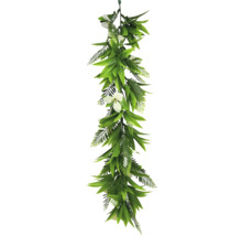 Decoratieve guirlande met bladeren en bloemen voor binnenshuis