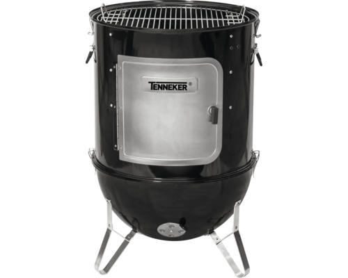 Zwarte bolvormige barbecue met deur en Tenneker Logo.