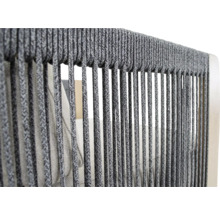 Detail van een stoel met gevlochten touwdesign