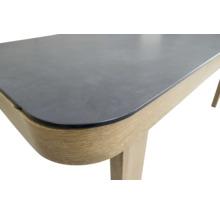 Gedetailleerd beeld van een tafel met houten frame en grijs tafelblad