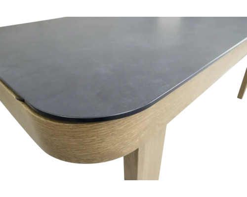 Gedetailleerd beeld van een tafel met houten frame en grijs tafelblad