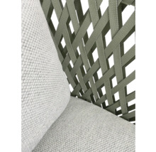 Detailopname van een tuinstoel met kussen en gevlochten rugleuning