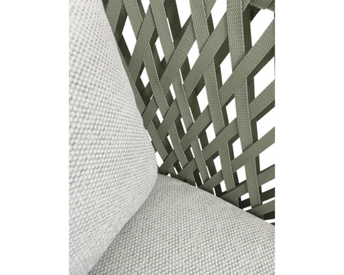 Detailopname van een tuinstoel met kussen en gevlochten rugleuning