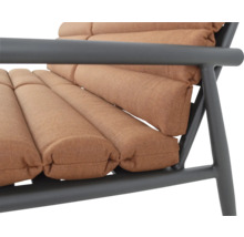 Gedetailleerd zicht op een fauteuil met stoffen bekleding en metalen frame