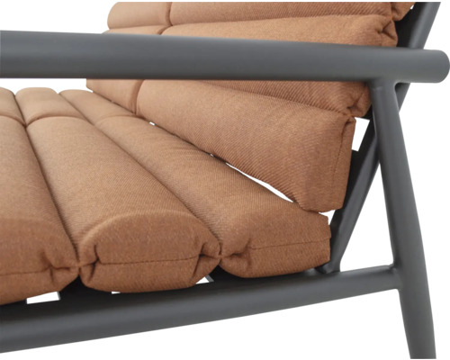 Gedetailleerd zicht op een fauteuil met stoffen bekleding en metalen frame