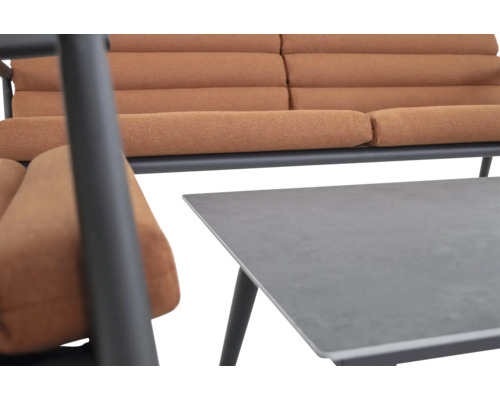 Close-up van een bank met kussens en een tafel