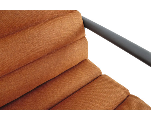 Detail van een oranje gestoffeerde stof met een grijs metalen frame