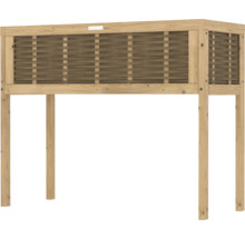 Houten plantenbak op poten met gevlochten elementen