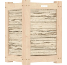 Houten insectenhotel met vulling van natuurlijke materialen