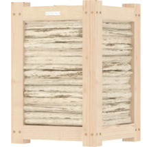 Insectenhotel met houten frame en natuurlijke vulmaterialen ter bevordering van biodiversiteit