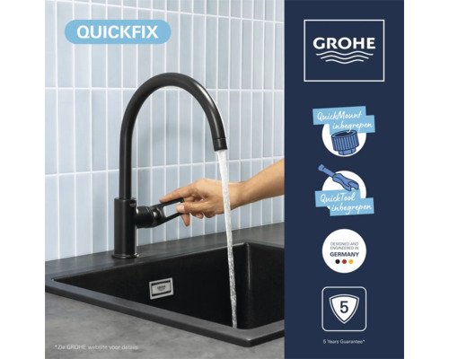 Grohe ééngreeps keukenkraan met hoge uitloop en QuickFix-functie gemonteerd op spoelbak. Grohe logo. QuickMount inbegrepen. QuickTool inbegrepen. Ontworpen en ontwikkeld in Duitsland. Vijf jaar garantie.